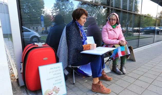 Molitvena grupa ispred bolnice moli protiv pobacaja te docekuje zenu za koju su dobili informaciju da dolazi na pobacaj. Photo: Davor Javorovic/PIXSELL