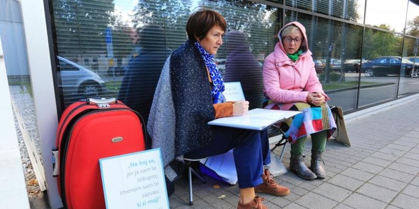 Molitvena grupa ispred bolnice moli protiv pobacaja te docekuje zenu za koju su dobili informaciju da dolazi na pobacaj. Photo: Davor Javorovic/PIXSELL Molitvena grupa ispred bolnice moli protiv pobacaja te docekuje zenu za koju su dobili informaciju da dolazi na pobacaj. Photo: Davor Javorovic/PIXSELL