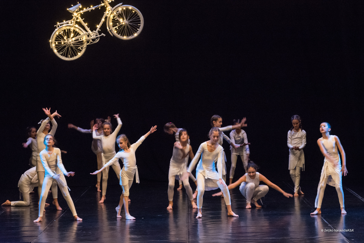 Božićna čestitka plesnog odjela Glazbene škole Blagoje Bersa