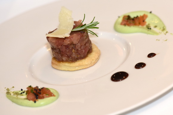 Restoran Foša: Chef Damr Tomljanović oduševio japanskog kolegu pripremom “dalmatinskog sushija” Restoran Foša: Chef Damr Tomljanović oduševio japanskog kolegu pripremom “dalmatinskog sushija”