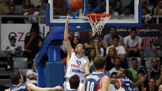 Zadar, 010610.
Dvorana Kresimir Cosic u Zadru. Druga finalna utakmica kosarkaskog prvenstva Hrvatske odigrana izmedju KK Zadar i KK Cibona.
Na slici:Igrac Zadra Vedran Morovic (bijeli).
Foto: Jure Miskovic / CROPIX Zadar, 010610.
Dvorana Kresimir Cosic u Zadru. Druga finalna utakmica kosarkaskog prvenstva Hrvatske odigrana izmedju KK Zadar i KK Cibona.
Na slici:Igrac Zadra Vedran Morovic (bijeli).
Foto: Jure Miskovic / CROPIX