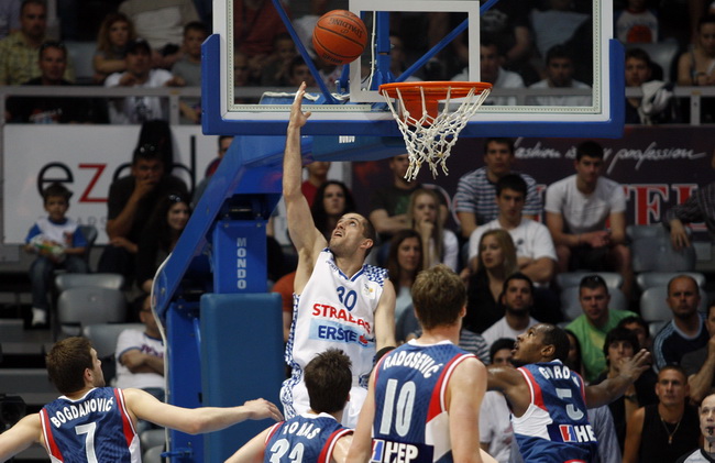 Zadar, 010610.
Dvorana Kresimir Cosic u Zadru. Druga finalna utakmica kosarkaskog prvenstva Hrvatske odigrana izmedju KK Zadar i KK Cibona.
Na slici:Igrac Zadra Vedran Morovic (bijeli).
Foto: Jure Miskovic / CROPIX Zadar, 010610.
Dvorana Kresimir Cosic u Zadru. Druga finalna utakmica kosarkaskog prvenstva Hrvatske odigrana izmedju KK Zadar i KK Cibona.
Na slici:Igrac Zadra Vedran Morovic (bijeli).
Foto: Jure Miskovic / CROPIX