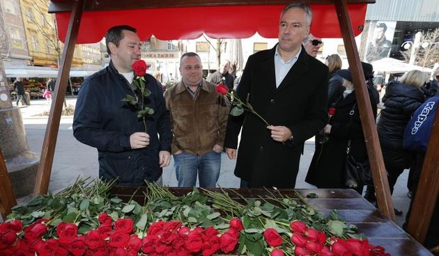 Zagreb – Darinko Kosor je na Cvjetnom trgu u ime Gradske skupstine Grada Zagreba dijelio ruze zenama povodom Medjunarodnog dana zena. Photo: Tomislav Miletic/PIXSELL