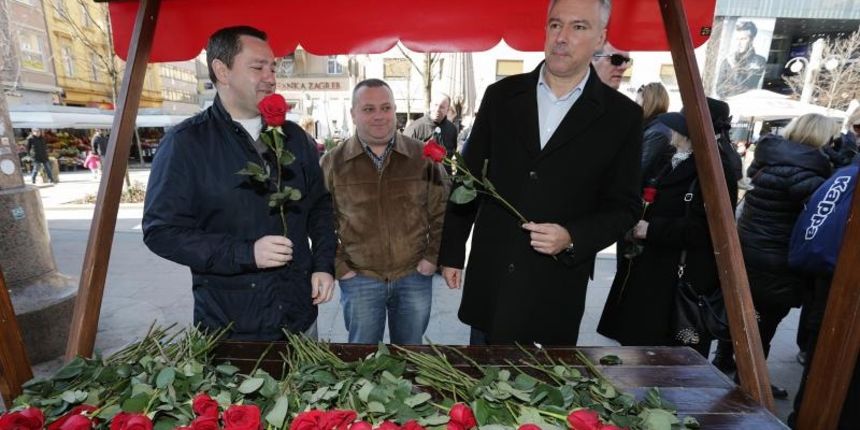 Zagreb – Darinko Kosor je na Cvjetnom trgu u ime Gradske skupstine Grada Zagreba dijelio ruze zenama povodom Medjunarodnog dana zena. Photo: Tomislav Miletic/PIXSELL