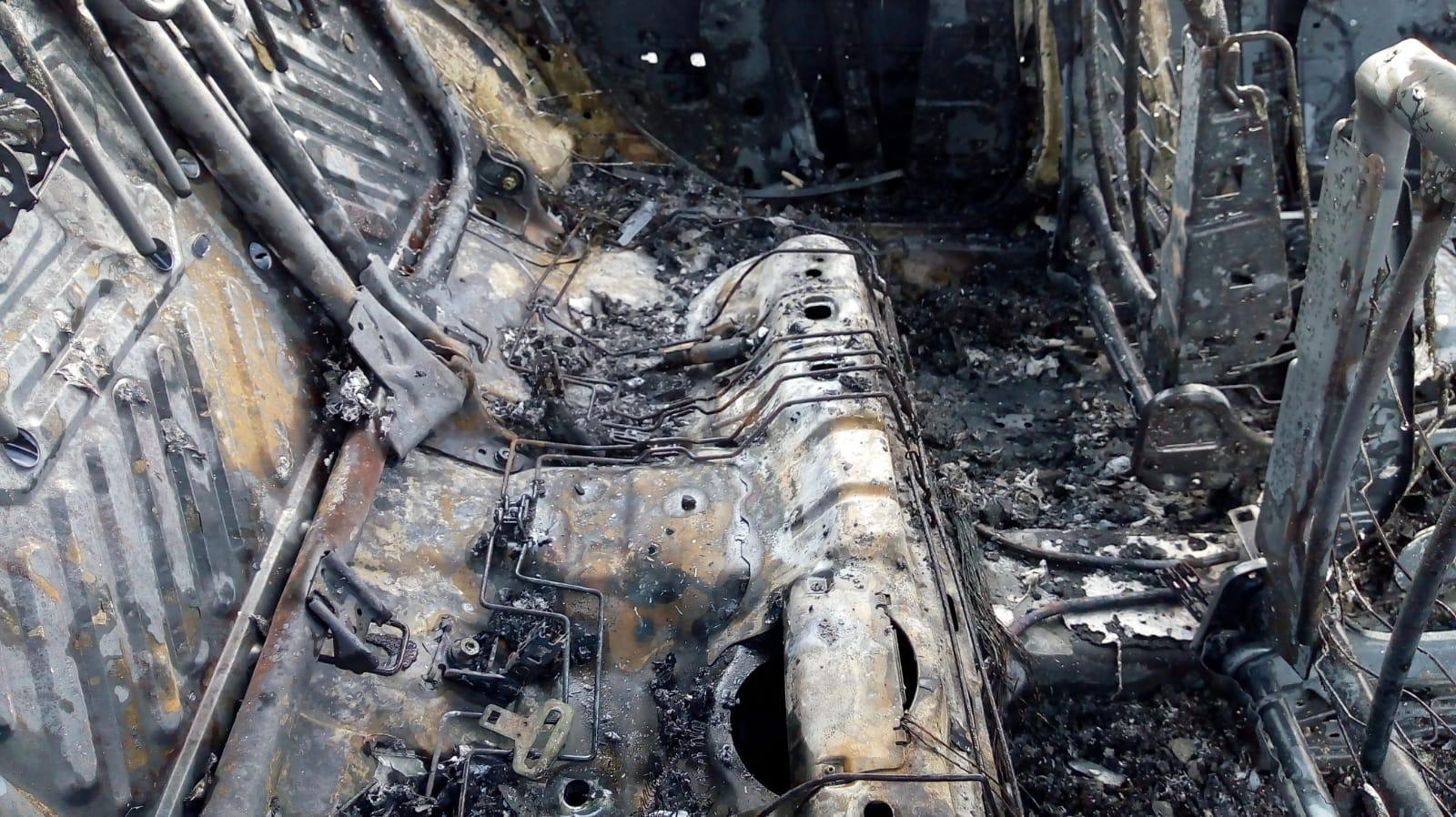 Kod Gračaca u vožnji se zapalio Renault i u potpunosti izgorio Kod Gračaca u vožnji se zapalio Renault i u potpunosti izgorio