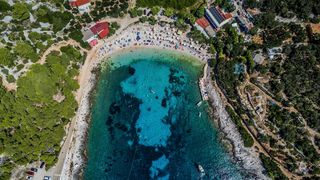 Spektakularan pogled iz zraka na uvalu i otočić Pokonji Dol kod Hvara