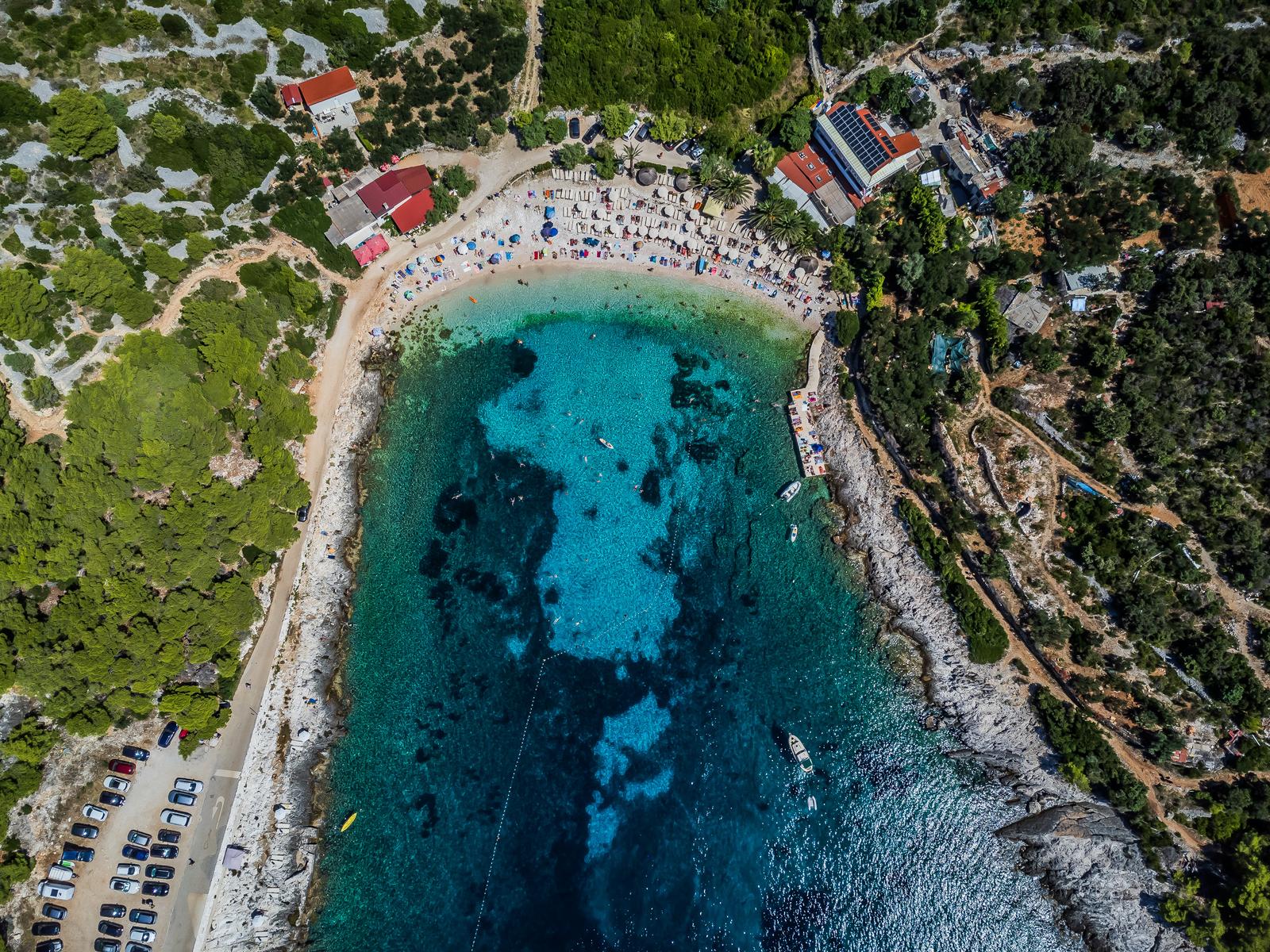 Spektakularan pogled iz zraka na uvalu i otočić Pokonji Dol kod Hvara