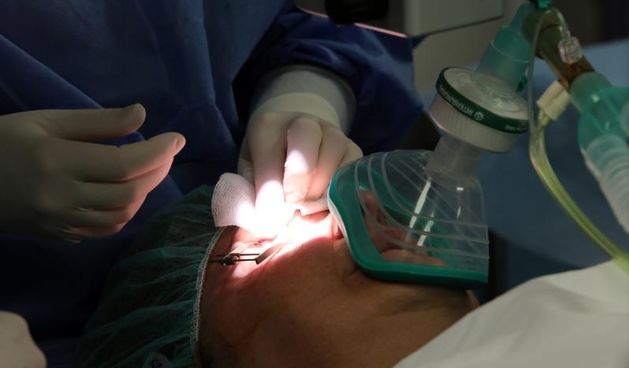 Operacija je obavljena kod bolesnice koja boluje od rožnične bolesti keratokonusa,  jedne od najčešćih bolesti zbog koje se izvodi transplantacija rožnice, a zahvaća mlade i radno sposobne osobe. Operacija je obavljena s donorskom rožnicom isporučenom iz