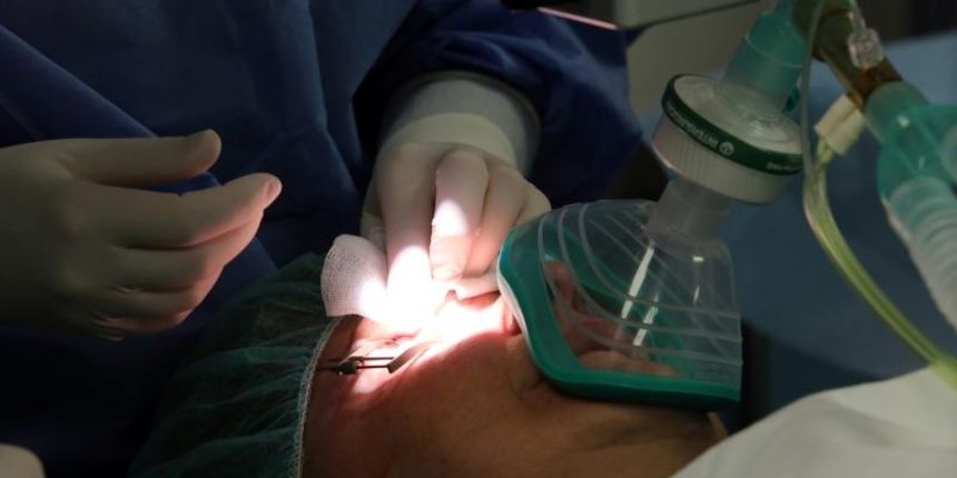 Operacija je obavljena kod bolesnice koja boluje od rožnične bolesti keratokonusa, jedne od najčešćih bolesti zbog koje se izvodi transplantacija rožnice, a zahvaća mlade i radno sposobne osobe. Operacija je obavljena s donorskom rožnicom isporučenom iz Operacija je obavljena kod bolesnice koja boluje od rožnične bolesti keratokonusa, jedne od najčešćih bolesti zbog koje se izvodi transplantacija rožnice, a zahvaća mlade i radno sposobne osobe. Operacija je obavljena s donorskom rožnicom isporučenom iz