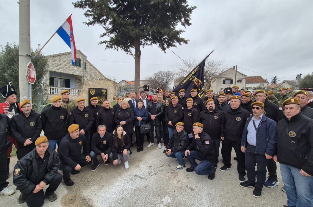 gardijska brigada Pume branitelji U Suhovarama je obilježena obljetnica akcije “Drače” te otkriveno spomen-obilježje petorici poginulih pripadnika 7. gardijske brigade „Puma“.