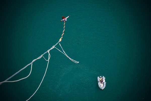 Mario Možnik i njegovi kolege sportaši otvorili su sezonu Bungee Jumpinga sa starog Masleničkom mosta