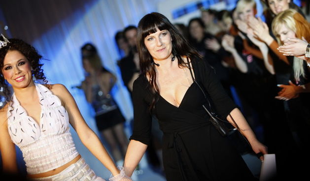 Zadar, 270210.
Nakon dvije uspjesne kolekcije predstavljene kroz proteklu godinu, zadarska dizajnerica Ella Dusevic veceras je predstavila modni brand E – production. Modna revija, pod nazivom “ki-N-ki” odrzala se u clubu Arsenal. 
Na slici: Ella Dusevic