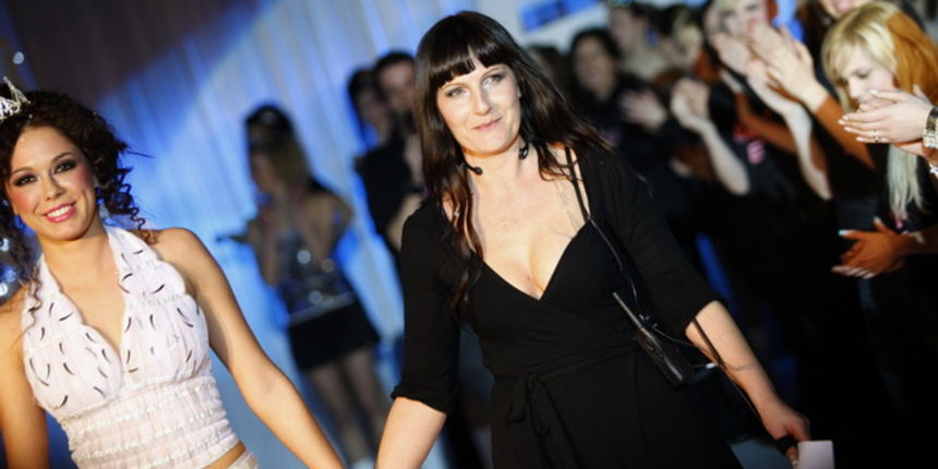 Zadar, 270210.
Nakon dvije uspjesne kolekcije predstavljene kroz proteklu godinu, zadarska dizajnerica Ella Dusevic veceras je predstavila modni brand E – production. Modna revija, pod nazivom “ki-N-ki” odrzala se u clubu Arsenal.
Na slici: Ella Dusevic Zadar, 270210.
Nakon dvije uspjesne kolekcije predstavljene kroz proteklu godinu, zadarska dizajnerica Ella Dusevic veceras je predstavila modni brand E – production. Modna revija, pod nazivom “ki-N-ki” odrzala se u clubu Arsenal.
Na slici: Ella Dusevic