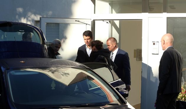 Ivan Crnjac i Ljubo Pavaosvic Viskovic ispred zgrade. Ivan Crnjac je u automobilu istrazitelja odvezen.