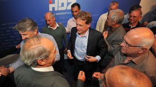 Zadar, 190513.
Lokalni izbori 2013.
Stozer HDZ-a.
HDZ slavi pobjedu na lokalnim izborima. Prema nesluzbenim rezultatima pobijedili su u utrci za zupanijsku skupstinu, gradsko vijece, stari novi zupan Stipe Zrilic je takodjer premocno pobijedio, a Bozidar Zadar, 190513.
Lokalni izbori 2013.
Stozer HDZ-a.
HDZ slavi pobjedu na lokalnim izborima. Prema nesluzbenim rezultatima pobijedili su u utrci za zupanijsku skupstinu, gradsko vijece, stari novi zupan Stipe Zrilic je takodjer premocno pobijedio, a Bozidar