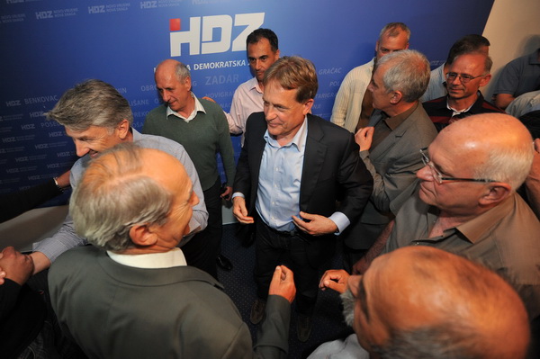 Zadar, 190513.
Lokalni izbori 2013.
Stozer HDZ-a.
HDZ slavi pobjedu na lokalnim izborima. Prema nesluzbenim rezultatima pobijedili su u utrci za zupanijsku skupstinu, gradsko vijece, stari novi zupan Stipe Zrilic je takodjer premocno pobijedio, a Bozidar Zadar, 190513.
Lokalni izbori 2013.
Stozer HDZ-a.
HDZ slavi pobjedu na lokalnim izborima. Prema nesluzbenim rezultatima pobijedili su u utrci za zupanijsku skupstinu, gradsko vijece, stari novi zupan Stipe Zrilic je takodjer premocno pobijedio, a Bozidar