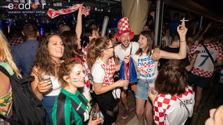 Čudesna noć: Velika fešta ulicama Zadra nakon plasmana Vatrenih u finale SP Čudesna noć: Velika fešta ulicama Zadra nakon plasmana Vatrenih u finale SP