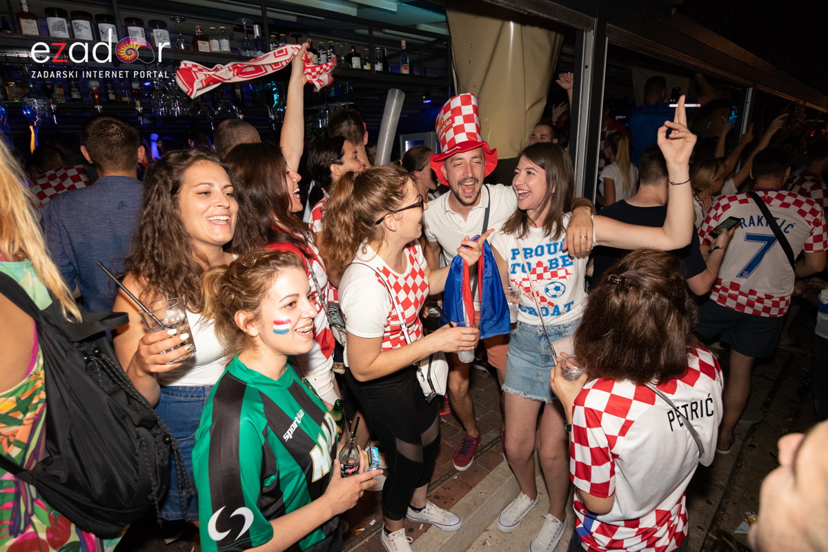Čudesna noć: Velika fešta ulicama Zadra nakon plasmana Vatrenih u finale SP Čudesna noć: Velika fešta ulicama Zadra nakon plasmana Vatrenih u finale SP