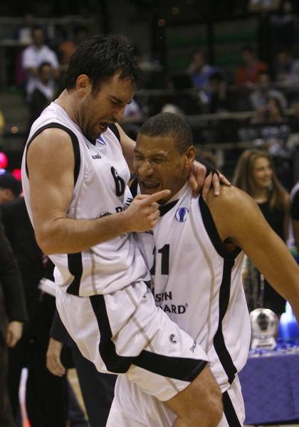 Treviso, 170411.
Kosarkaska dvorana Palaverde
Utakmica Final four Eurocup-a u kosarci za prvo mjesto izmedju KK Cajasol Sevilla i KK Unics Kazan
Na fotografiji: Marko Popovic i Kelly McCarty.
Foto: Vladimir Dugandzic / CROPIX Treviso, 170411.
Kosarkaska dvorana Palaverde
Utakmica Final four Eurocup-a u kosarci za prvo mjesto izmedju KK Cajasol Sevilla i KK Unics Kazan
Na fotografiji: Marko Popovic i Kelly McCarty.
Foto: Vladimir Dugandzic / CROPIX