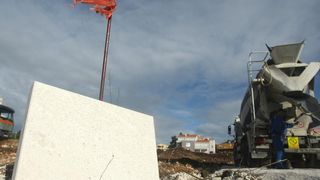 U ulici Ive Masine (Mjesni odbor Crvene kuce) gradonacelnik Bozidar Kalmeta sa suradnicima polozio je kamen temeljac. Time je svecano obiljezeni pocetak gradnje socijalnih stanova po modelu programa POS. Photo: Dino Stanin/PIXSELL