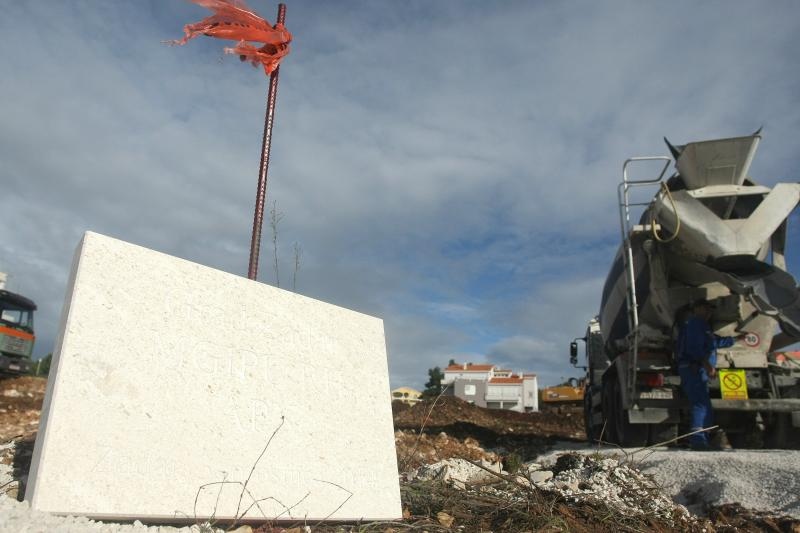 U ulici Ive Masine (Mjesni odbor Crvene kuce) gradonacelnik Bozidar Kalmeta sa suradnicima polozio je kamen temeljac. Time je svecano obiljezeni pocetak gradnje socijalnih stanova po modelu programa POS. Photo: Dino Stanin/PIXSELL