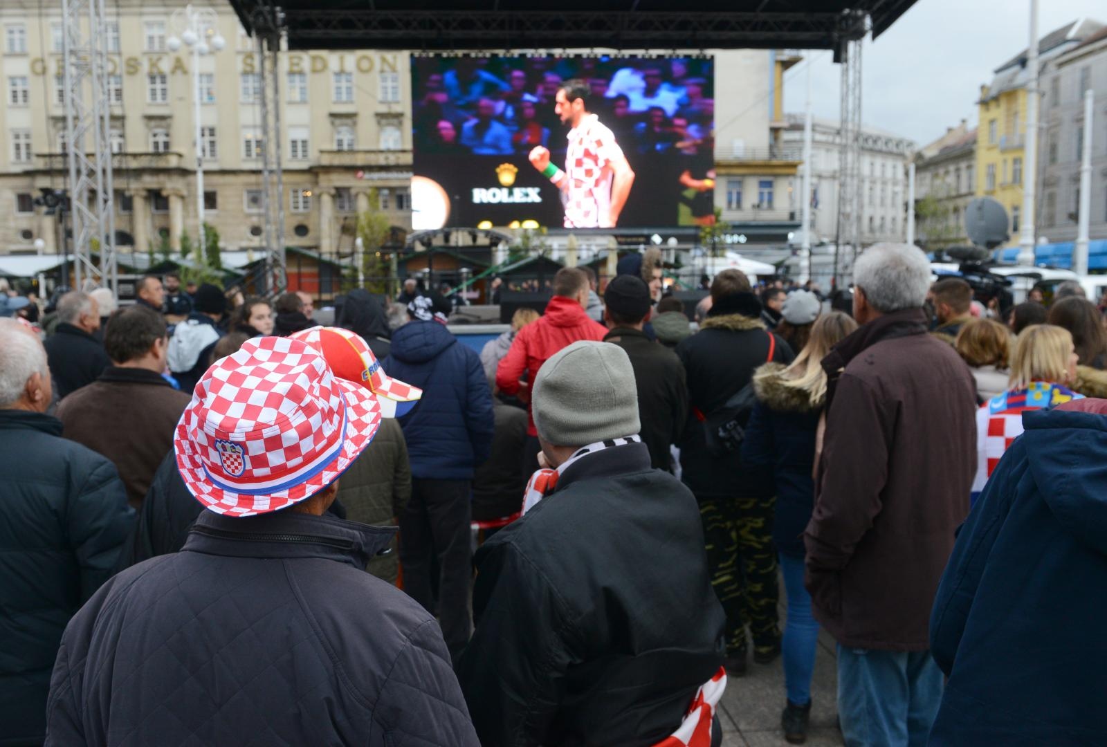 Navijači na Trgu bana Josipa jelačića čekaju Davis Cup reprezentativce