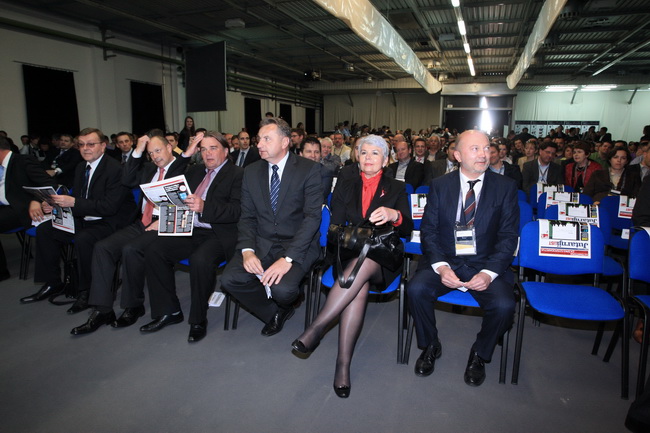 Rovinj, 220410.
Danas je u Rovinju otvorena Windays business konferencija, u organizaciji Microsoft Hrvatska i Jutarnjeg lista. Na otvorenje je dosla premijerka Jadranka Kosor.
Na fotografiji: Ivan Jakovcic, Djuro Popijac i Jadranka Kosor.
Foto: Goran Seb