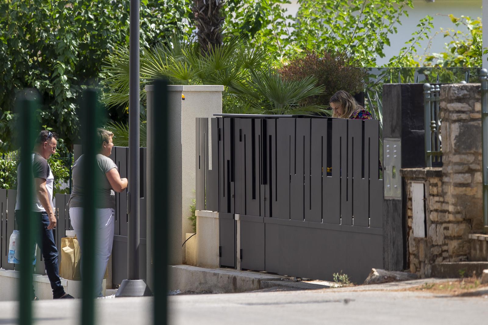 Kylie Minogue viđena kako u opuštenom izdanju izlazi iz luksuzne vile u Rovinju