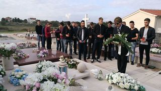 Delegacija NK Zadra posjetila vječno počivalište Hrvoja Ćustića Delegacija NK Zadra posjetila vječno počivalište Hrvoja Ćustića