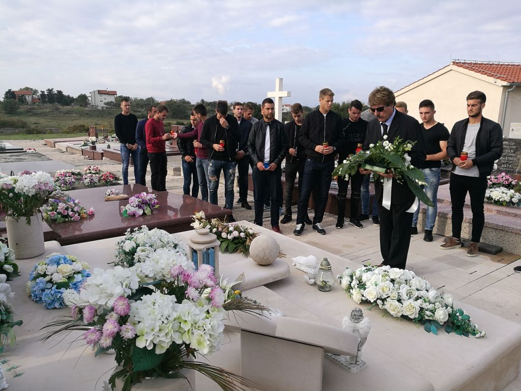 Delegacija NK Zadra posjetila vječno počivalište Hrvoja Ćustića Delegacija NK Zadra posjetila vječno počivalište Hrvoja Ćustića