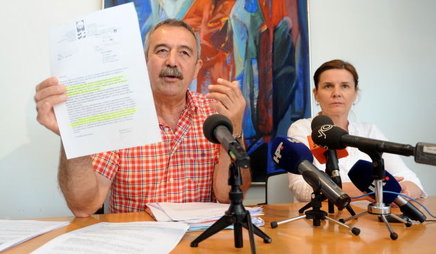 Zadar, 020611.
Vlasnik tvrtke Forum Zivko Sokota i njegova supruga Djurdja, koji su kupili prostor u novoj zgradi Kazalista lutaka sazvali su pressicu jer ga se proziva da je glavni krivac za neizdavanje uporabne dozvole.
Foto : Andrija Lucic / cropix