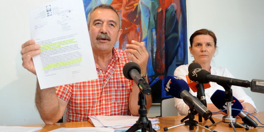 Zadar, 020611.
Vlasnik tvrtke Forum Zivko Sokota i njegova supruga Djurdja, koji su kupili prostor u novoj zgradi Kazalista lutaka sazvali su pressicu jer ga se proziva da je glavni krivac za neizdavanje uporabne dozvole.
Foto : Andrija Lucic / cropix