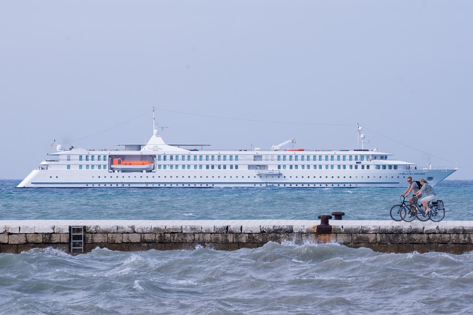 Olujno jugo na zadarskoj rivi