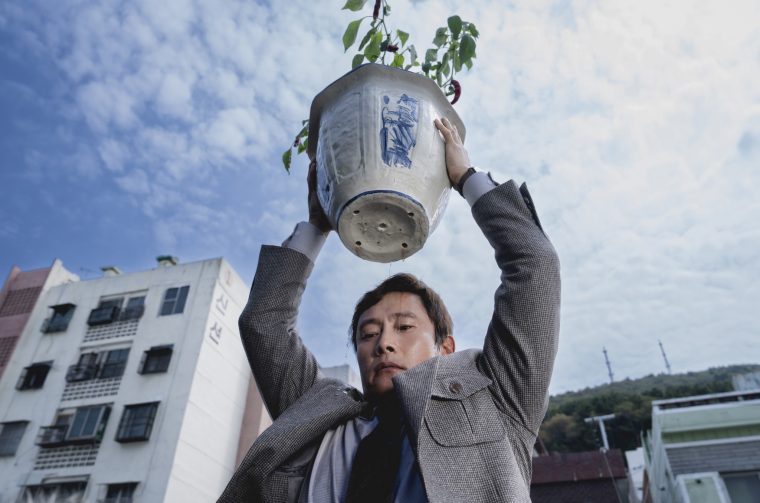 Novo remek-djelo jednog od najvećih južnokorejskih redatelja 21. stoljeća Parka Chan-wooka, crnohumorni triler “Bez izbora”, stiže ovog petka na veliko platno Kino Zone!