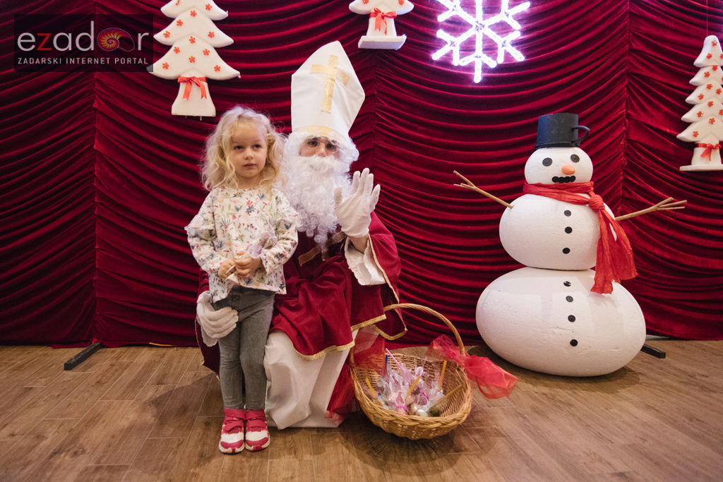 Sveti Nikola posjetio Supernova centar i razveselio mališane