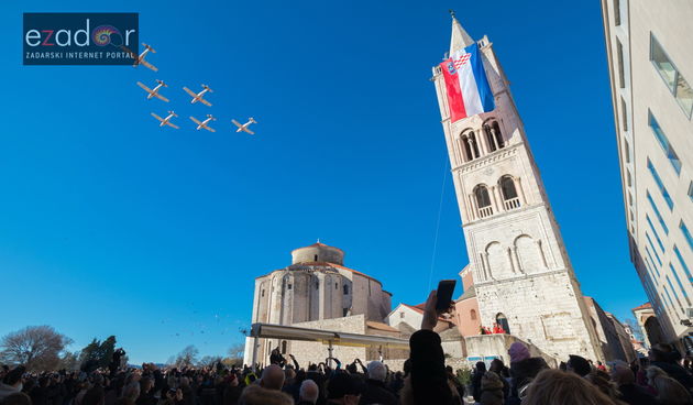 Đir po gradu, subotnja špica 20. siječnja 2018. Krila oluje i 25-metarska zastava s kampanela sv. Stošije
