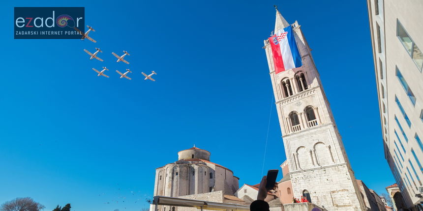 Đir po gradu, subotnja špica 20. siječnja 2018. Krila oluje i 25-metarska zastava s kampanela sv. Stošije Đir po gradu, subotnja špica 20. siječnja 2018. Krila oluje i 25-metarska zastava s kampanela sv. Stošije