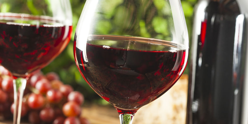 Novo istraživanje iz Australije potvrdilo je da ljudi koji piju umjerene količine vina, pogotovo uz hranu, imaju smanjeni rizik od srčanih bolesti za 30 posto. Jednom do dvije čaše dnevno smanjuje se rizik od bolesti srca Novo istraživanje iz Australije potvrdilo je da ljudi koji piju umjerene količine vina, pogotovo uz hranu, imaju smanjeni rizik od srčanih bolesti za 30 posto. Jednom do dvije čaše dnevno smanjuje se rizik od bolesti srca