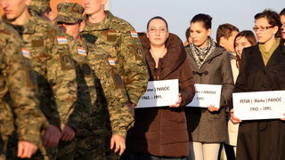 Skabrnja, 181111.
20. obljetnica stradanja Skabrnje. U Skabrnji je uz govore na trgu ispred crkve odrzano i polaganje vijenaca na groblju.
Foto: Andrija Lucic / CROPIX Skabrnja, 181111.
20. obljetnica stradanja Skabrnje. U Skabrnji je uz govore na trgu ispred crkve odrzano i polaganje vijenaca na groblju.
Foto: Andrija Lucic / CROPIX