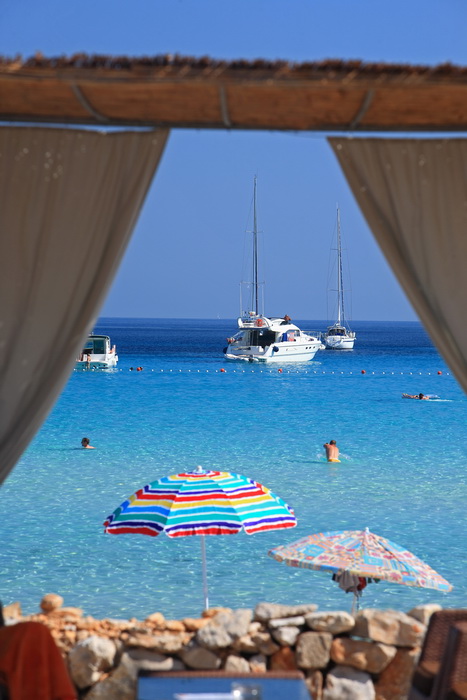 Dugi otok, 260609.
Dugi otok je jedva 1,5 sat udaljen od Zadra, jedan je od skrivenih Jadransih bisera. Sa raznolikom prirodom i plazama, cistim morem, on je namjenjen gostima koji vise cijene prirodu od zabave.
Na slici: plaza Saharun na juznoj strani Du