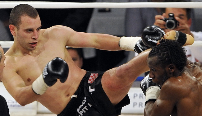 Split, 270310.
Veceras se u Spaladium Areni odrzava spektakl “Obracun u ringu 10” povodom 15-te obljetnice boksackog kluba Pit Bull. Borci ce nastupiti u 17 atraktivnih K1 i MMA ( ultimate fight) borbama.
Na fotografiji: Frane Radnic i Philippe Salmon.
Fo