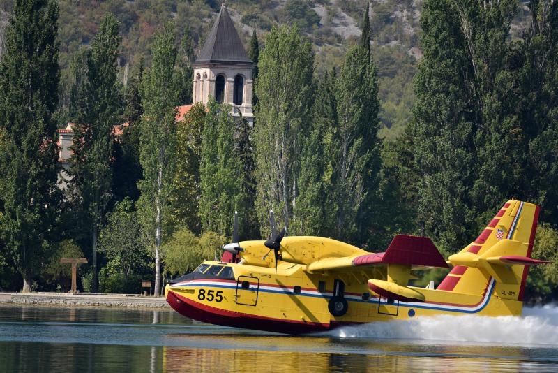 Piloti kanadera oduševljavali spektakularnim uzimanjem vode iz Visovačkog jezera Piloti kanadera oduševljavali spektakularnim uzimanjem vode iz Visovačkog jezera