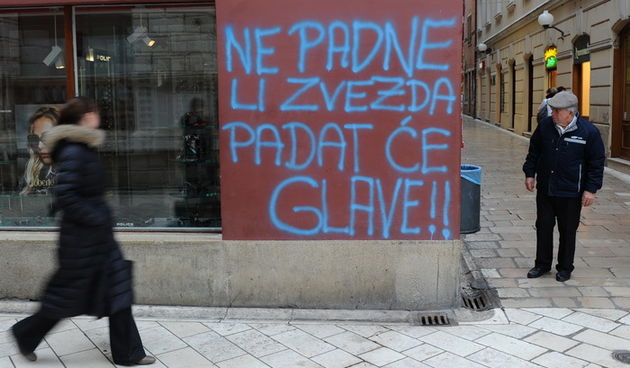 Zadar, 180111. Jutros je na Narodnom trgu osvanuo grafit kojeg su najvjerojatnije napisali navijaci nezadovoljni situacijom u k.k. Zadru.Grafit se odnosi na na utakmicu koja se igra ovog vikenda Zadar – Zvezda. Foto : Andrija Lucic / CROPIX