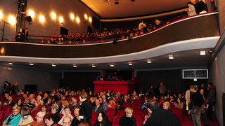 Zadar, 11.04.2013. snimio: Nenad Marčev
dramska pretplata
GRADSKO KAZALIŠTE MLADIH SPLIT
Redatelj: Ivan Leo Lemo
Krčma, alkar, duga
po motivima pripovjedaka Dinka Šimunovića
igraju: Ana Gruica, Belmondo Miliša, Slavko Sobin,
Ivo Perkušić, Zadar, 11.04.2013. snimio: Nenad Marčev
dramska pretplata
GRADSKO KAZALIŠTE MLADIH SPLIT
Redatelj: Ivan Leo Lemo
Krčma, alkar, duga
po motivima pripovjedaka Dinka Šimunovića
igraju: Ana Gruica, Belmondo Miliša, Slavko Sobin,
Ivo Perkušić,