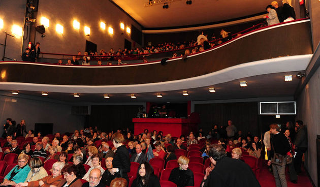 Zadar, 11.04.2013. snimio: Nenad Marčev 
dramska pretplata 
GRADSKO KAZALIŠTE MLADIH SPLIT 
Redatelj: Ivan Leo Lemo 
Krčma, alkar, duga 
po motivima pripovjedaka Dinka Šimunovića 
igraju:  Ana Gruica, Belmondo Miliša, Slavko Sobin, 
Ivo Perkušić,