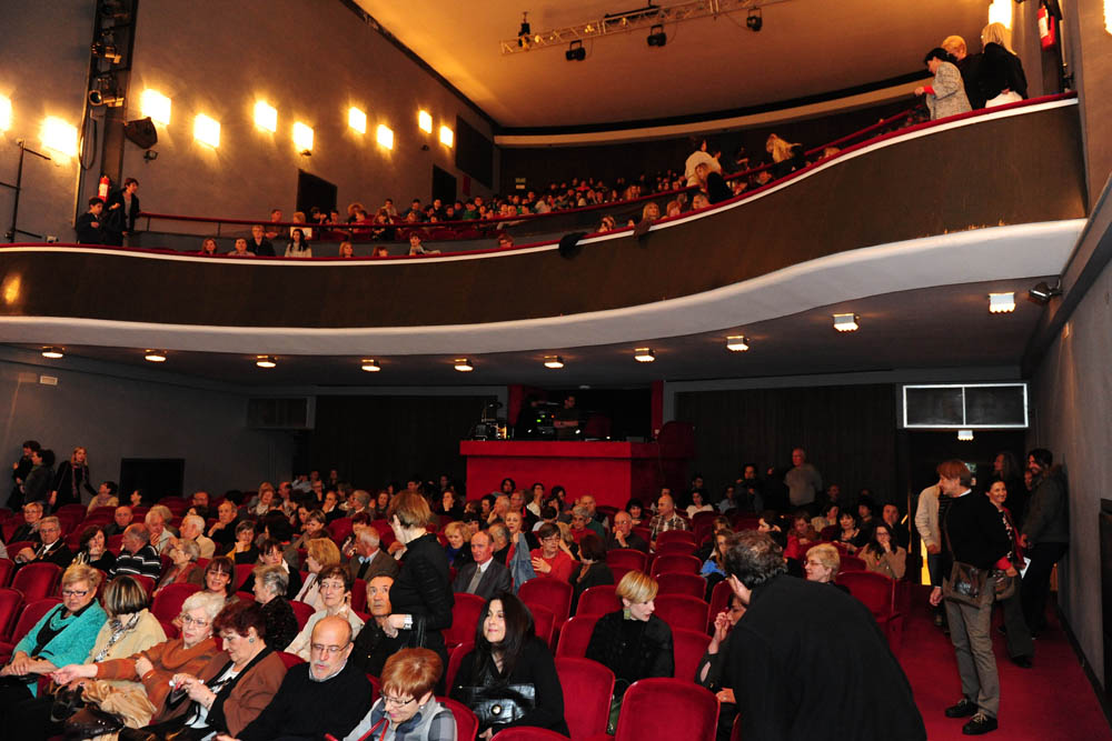 Zadar, 11.04.2013. snimio: Nenad Marčev
dramska pretplata
GRADSKO KAZALIŠTE MLADIH SPLIT
Redatelj: Ivan Leo Lemo
Krčma, alkar, duga
po motivima pripovjedaka Dinka Šimunovića
igraju: Ana Gruica, Belmondo Miliša, Slavko Sobin,
Ivo Perkušić, Zadar, 11.04.2013. snimio: Nenad Marčev
dramska pretplata
GRADSKO KAZALIŠTE MLADIH SPLIT
Redatelj: Ivan Leo Lemo
Krčma, alkar, duga
po motivima pripovjedaka Dinka Šimunovića
igraju: Ana Gruica, Belmondo Miliša, Slavko Sobin,
Ivo Perkušić,