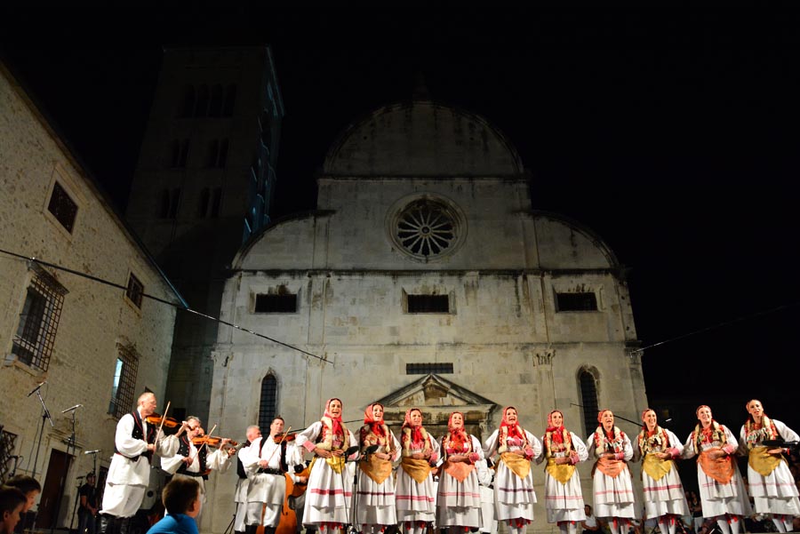 Nastup ansambla Lado ispred crkve sv. Marije ; foto Iva Perinčić Nastup ansambla Lado ispred crkve sv. Marije ; foto Iva Perinčić