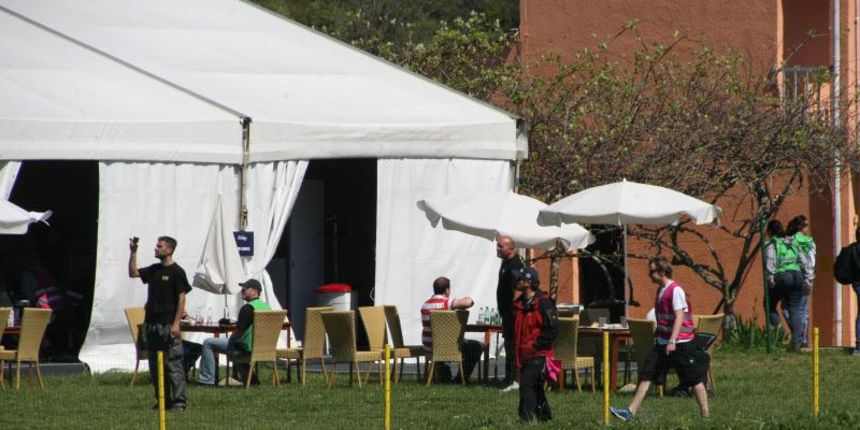 Aerodrom Vrsar domacin Red Bull Air Race Svjetskog prvenstva 2014. Red Bull Air Race okuplja najbolje svjetske pilote koji kombinacijom brzine, preciznosti i vjestine upravljaju okretnim avionima, provlaceci se kroz 25 m visoka vrata, do brzine od cak 370 Aerodrom Vrsar domacin Red Bull Air Race Svjetskog prvenstva 2014. Red Bull Air Race okuplja najbolje svjetske pilote koji kombinacijom brzine, preciznosti i vjestine upravljaju okretnim avionima, provlaceci se kroz 25 m visoka vrata, do brzine od cak 370