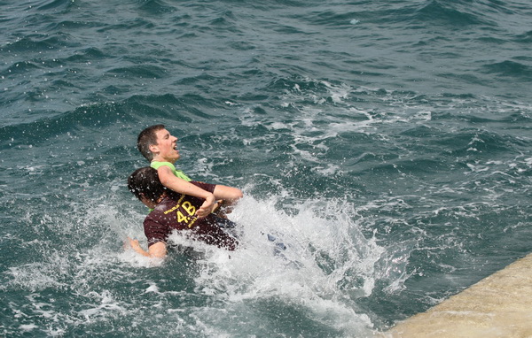 Zadar, 170513. 
Danas su se ucenici zavrsnih razreda zadarskih srednjih skola oprostili od skolskih klupa tradicionalnom Norijadom. 
Uz neizostavni alkohol, pjesmu i prosipanje brasna i jaja po centru grada, nakratko su privukli pozornost prolaznika na se