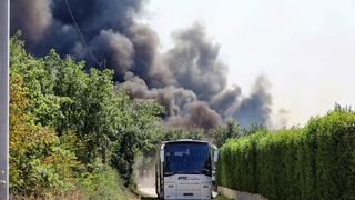 Veliki požar kod Smokovića zahvatio i parkirane automobile